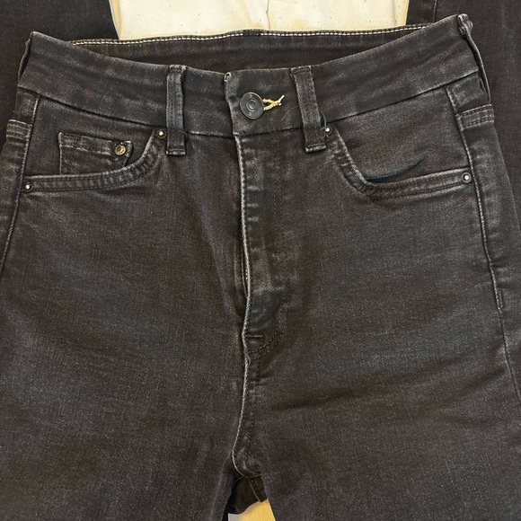 Sleek Black Skinny Jeans with Quality Denim - Picture 2 of 9